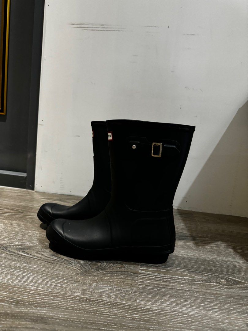 Hunter navy blue rain boot uk7 Carousell