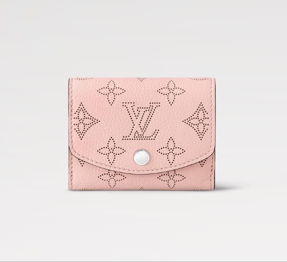 Louis Vuitton Small Wallet (Category: Luxury Bags & Wallets) located in Manila. Submitted by mixmanila (Listing ID 1312388276, Image 2). Description: 🔹Louis Vuitton Small Wallet 🔹 📣FOR SALE📣 Louis Vuitton Iris XS Wallet Mahina Leather in Magnolia ✅ Store price: around 48,000p ✅ Authentic ✅ Brand new ✅ On hand 📌Inclusions: Box, Dust bag, Paper bag, Gift card 📍Location: Pasay City 📩PM if interested.