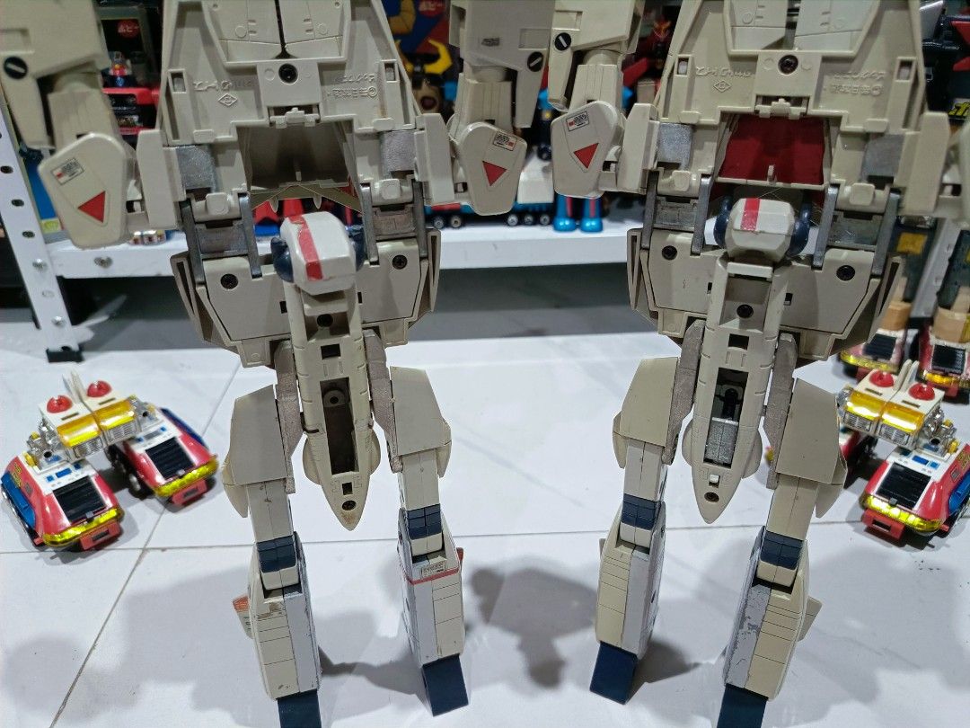 Macross takatoku 1982 (Category: Vintage Collectibles) located in Bocaue. Submitted by ryu.collectibles (Listing ID 1312433270, Image 3). Description: left - 5,000 no front landing gear, damage horn. right - 6,000 no front landing wheel, some pen marks..