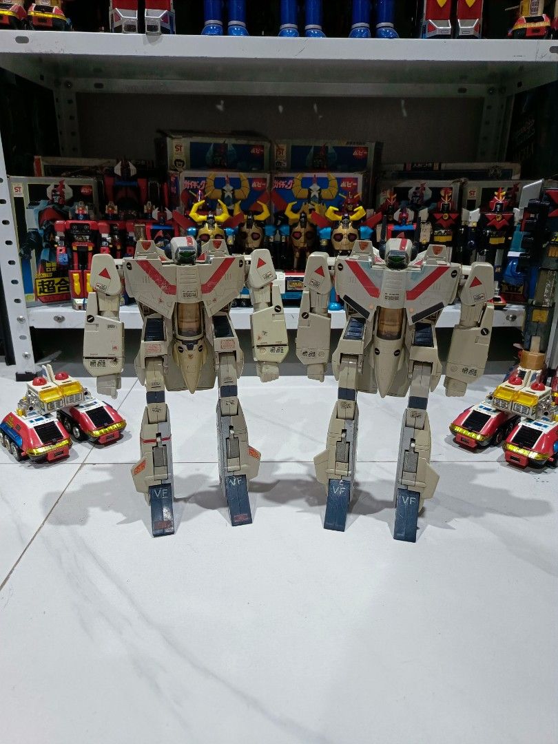 Macross takatoku 1982 (Category: Vintage Collectibles) located in Bocaue. Submitted by ryu.collectibles (Listing ID 1312433270, Image 1). Description: left - 5,000 no front landing gear, damage horn. right - 6,000 no front landing wheel, some pen marks..