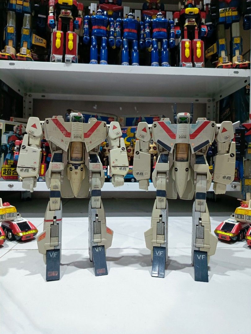 Macross takatoku 1982 (Category: Vintage Collectibles) located in Bocaue. Submitted by ryu.collectibles (Listing ID 1312433270, Image 2). Description: left - 5,000 no front landing gear, damage horn. right - 6,000 no front landing wheel, some pen marks..