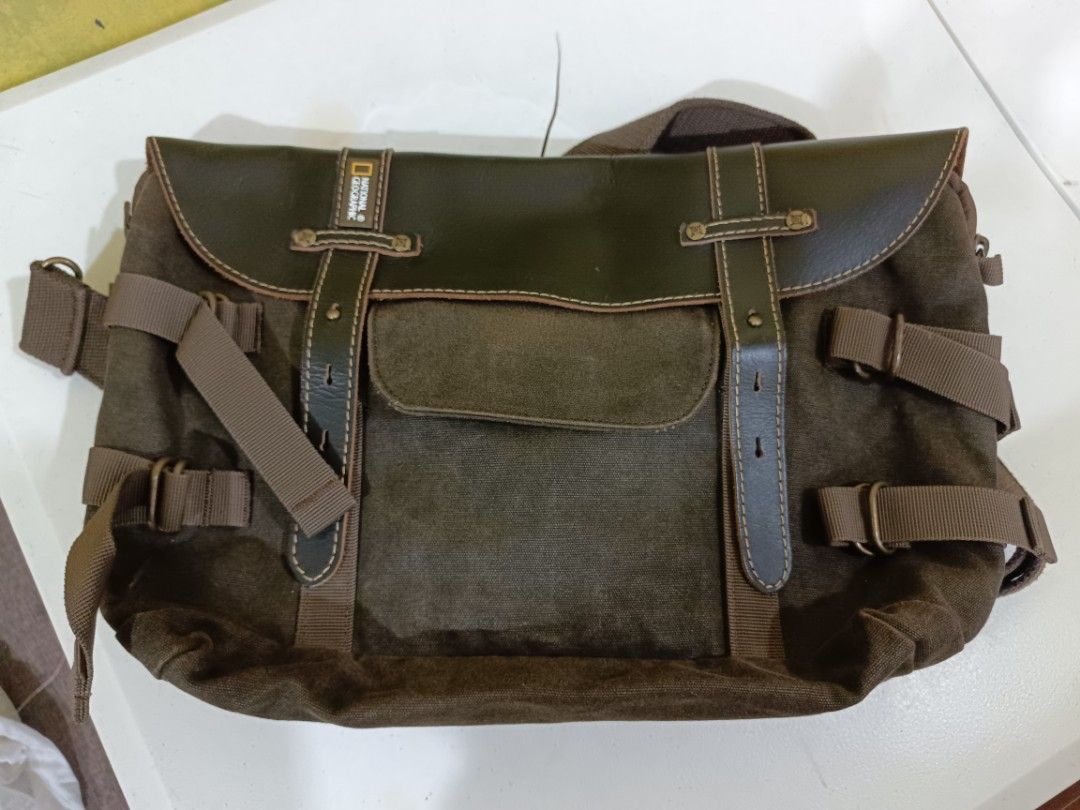 National Geographic NG (Category: Sling Bags) located in Bulacan. Submitted by starterpackoo (Listing ID 1312322737, Image 1). Description: BOUGHT - Pandemic SOLD - APRIL 12 2024 Matinding hanapan, at nakachempo pa ng magandang condition..