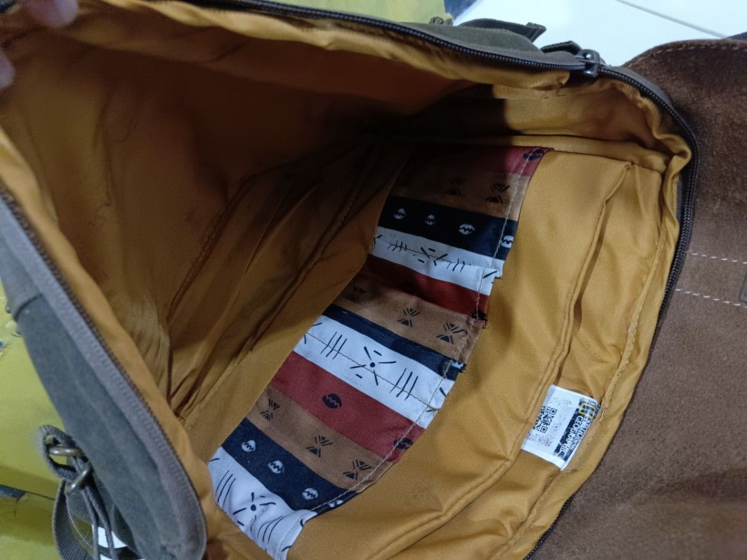National Geographic NG (Category: Sling Bags) located in Bulacan. Submitted by starterpackoo (Listing ID 1312322737, Image 3). Description: BOUGHT - Pandemic SOLD - APRIL 12 2024 Matinding hanapan, at nakachempo pa ng magandang condition..