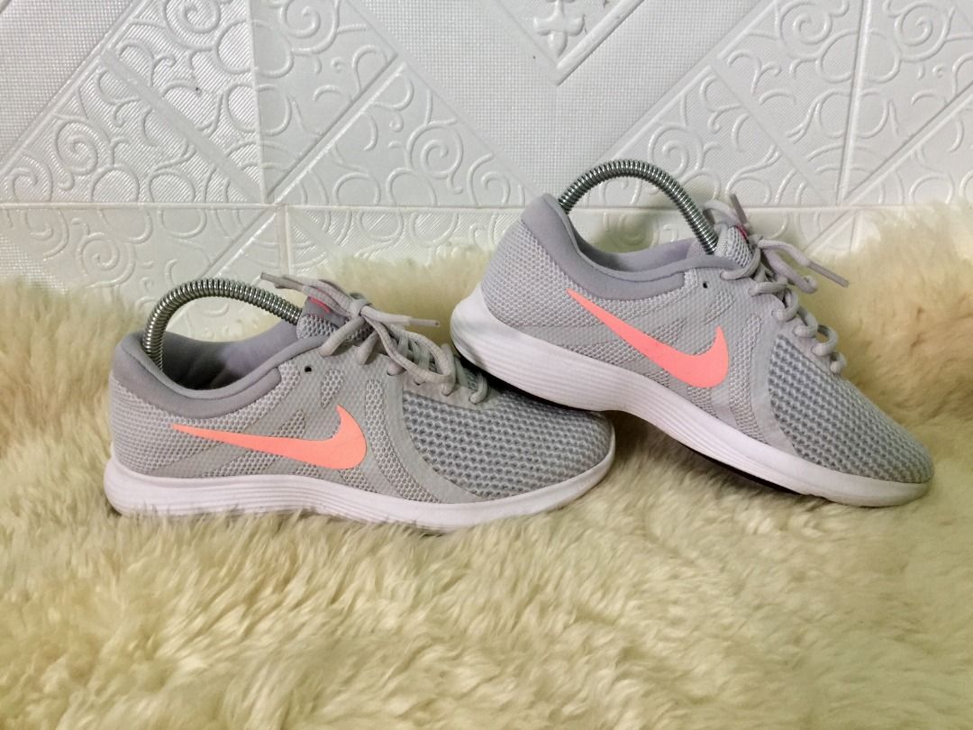 nike revolution 4 womens shoes sneakers rubber shoes Women s Fashion Footwear Sneakers on Carousell