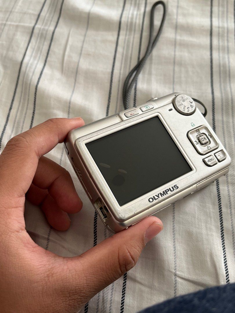 Olympus Fe-270 (Untested Unit) (Category: Cameras) located in Manila. Submitted by rayyyyyarchives (Listing ID 1312336988, Image 2). Description: Olympus Fe-270 - 7.1 megapixels -3x optical Zoom Issues: - untested unit (this unit may or may not work, I dont have the batteries for it so I can’t test it out) - Has a lot of scratches on the back part of the camera (can be seen on photos) - unit only (no charger, no battery) - sf should be shouldered