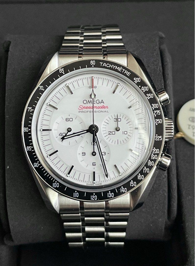 Omega Speedmaster Moonwatch (Category: Men's Watches) located in Manila. Submitted by watchguyph (Listing ID 1312423604, Image 1). Description: For Sale Brand new 535k Omega Speedmaster Moonwatch 42mm White edition Brand new 2024 Foreign AD Complete box and papers Condition new Open to authentication Pm for inquiries .