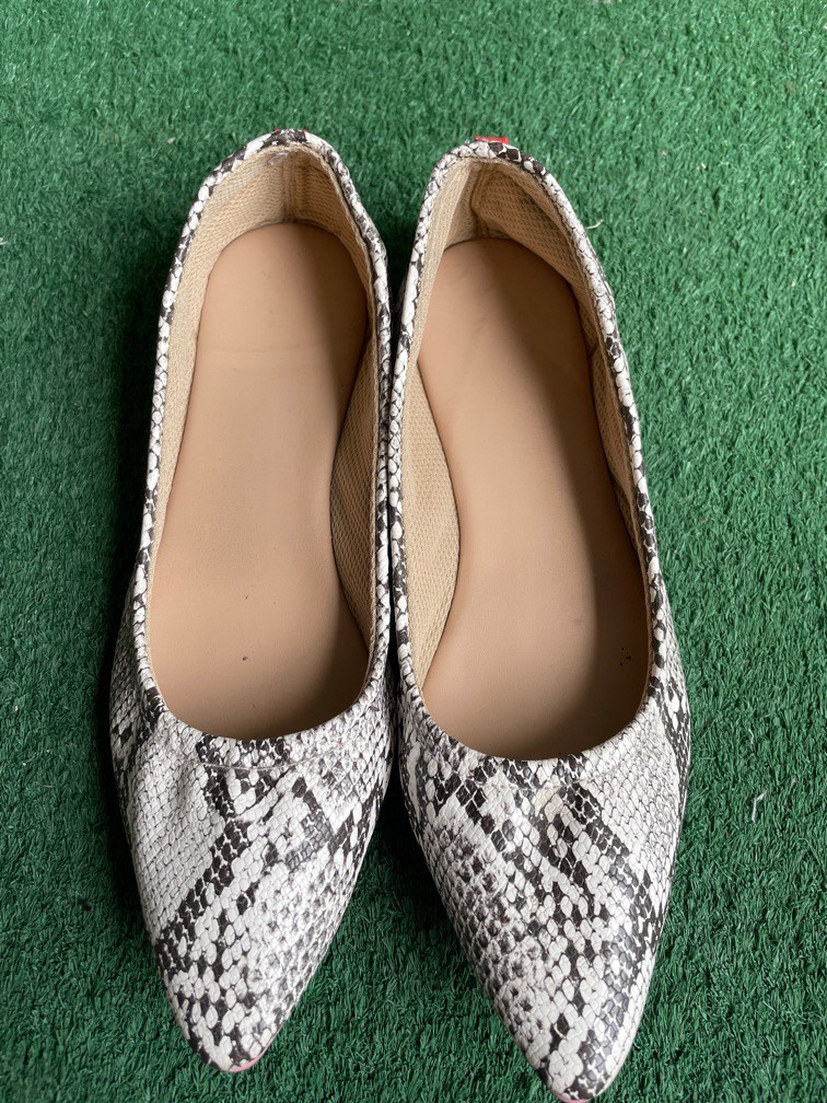 Pointed snakeskin flats clearance