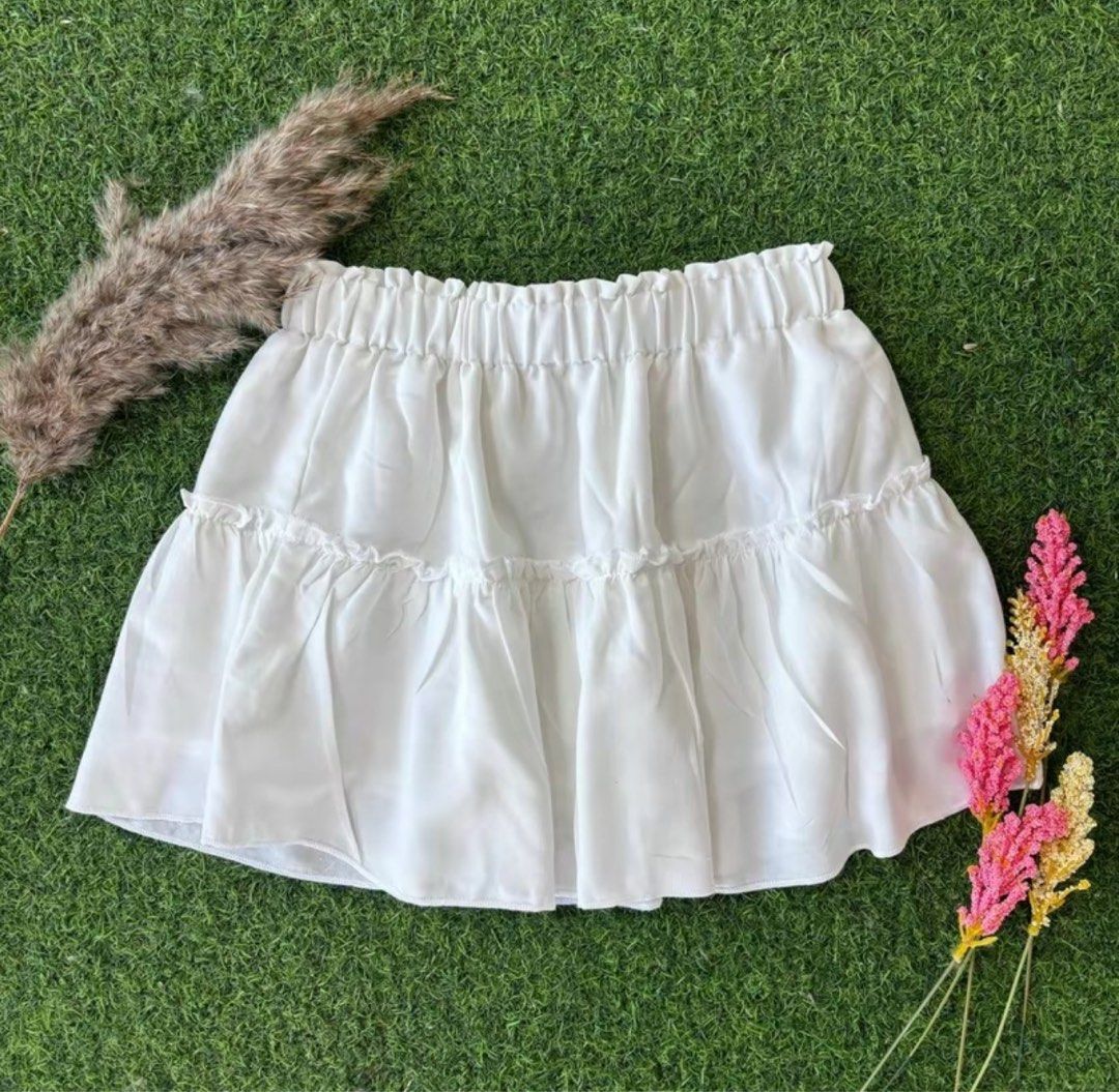 White Hem Skirt Double Lining (Category: Skirts) located in Subic. Submitted by declutterwmeeeee (Listing ID 1312321070, Image 1). Description: Closure Type: Elastic Waist • Waist Height: Mid Waist • Skirt Length: Mini • Fit: Wrap • Material: Cotton RFS: Wrong size – di kasya.