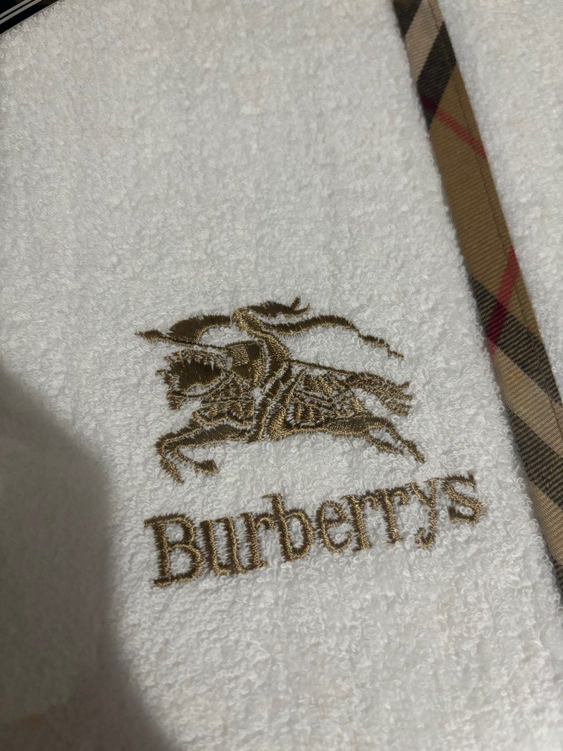 ‼️ Authentic Unused Burberry Bed Sheet (Category: Luxury Accessories) located in Quezon City. Submitted by box.luxebycheng (Listing ID 1312600967, Image 3). Description: 140cm x 240cm.