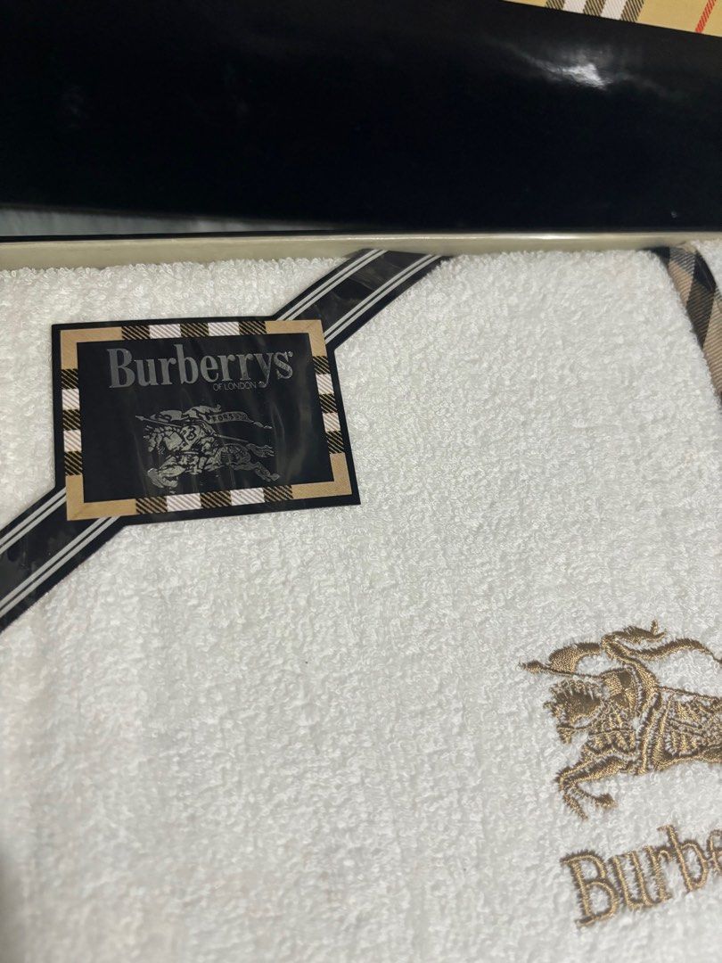 ‼️ Authentic Unused Burberry Bed Sheet (Category: Luxury Accessories) located in Quezon City. Submitted by box.luxebycheng (Listing ID 1312600967, Image 2). Description: 140cm x 240cm.