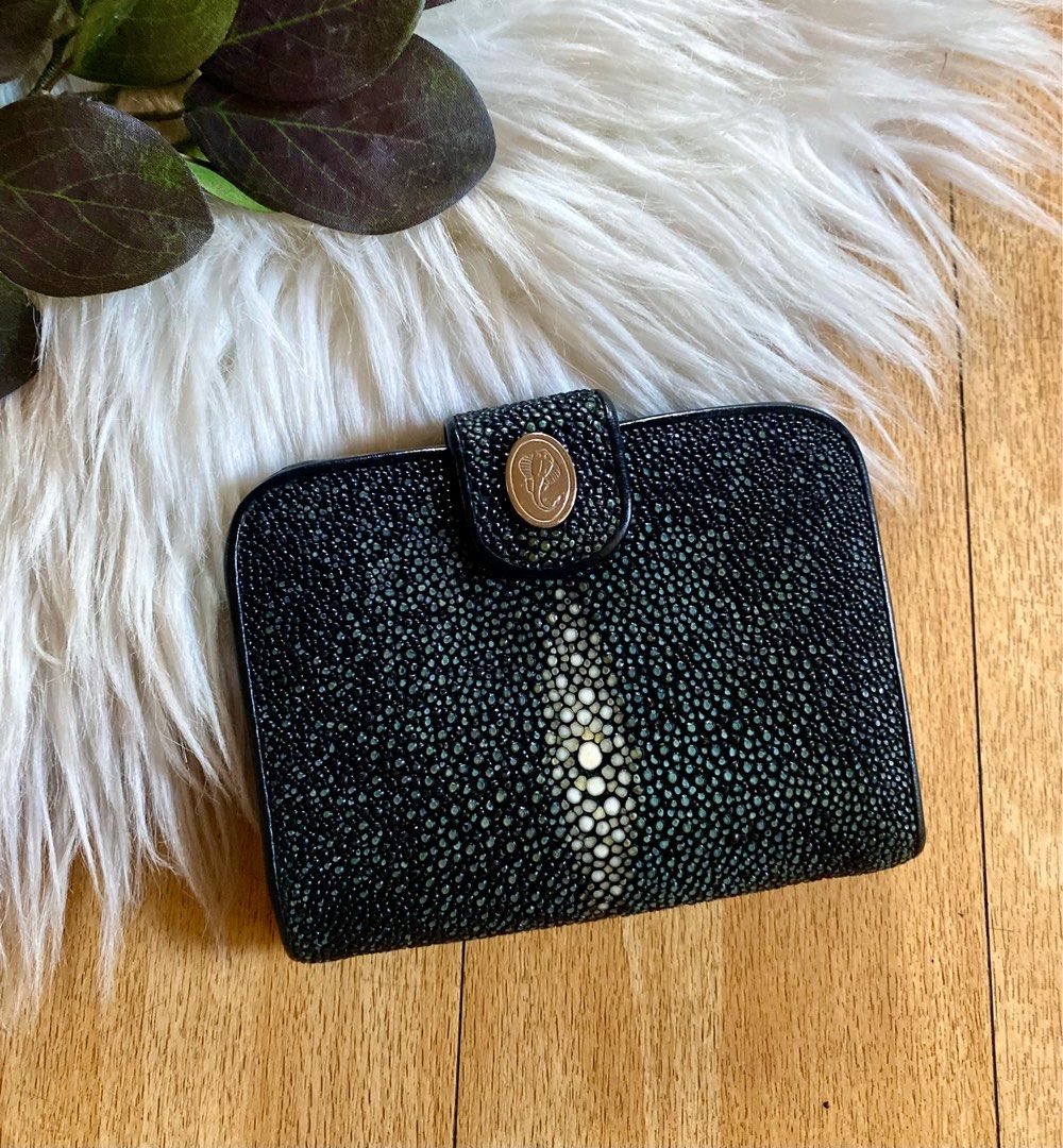 Stingray wallet Women s Fashion Bags Wallets Wallets Card holders on Carousell
