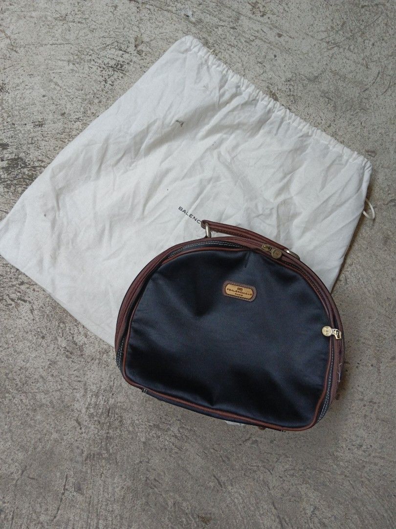 Balenciaga round tote bag (Category: Luxury Bags & Wallets) located in Iloilo. Submitted by Thrift2Money (Listing ID 1312507223, Image 1). Description: BALENCIAGA ROUND TOTE BAG VERY GOOD CONDITION NO ISSUE WITH DUST BAG 4,000 ONLY.