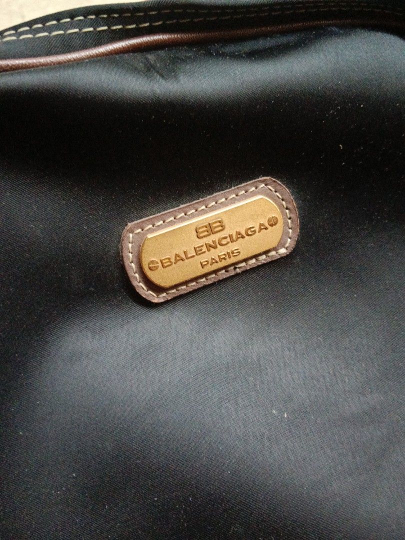 Balenciaga round tote bag (Category: Luxury Bags & Wallets) located in Iloilo. Submitted by Thrift2Money (Listing ID 1312507223, Image 3). Description: BALENCIAGA ROUND TOTE BAG VERY GOOD CONDITION NO ISSUE WITH DUST BAG 4,000 ONLY.