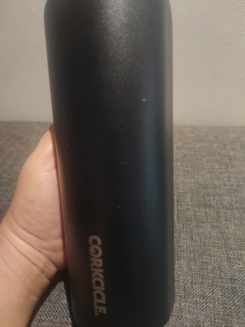 Corkcicle 18oz waterman (Category: Water Bottles & Tumblers) located in Muntinlupa City. Submitted by cezzy82 (Listing ID 1312492112, Image 3). Description: for flaws please check photos small dents and scratches on the cap minor scratches but not so noticeable.