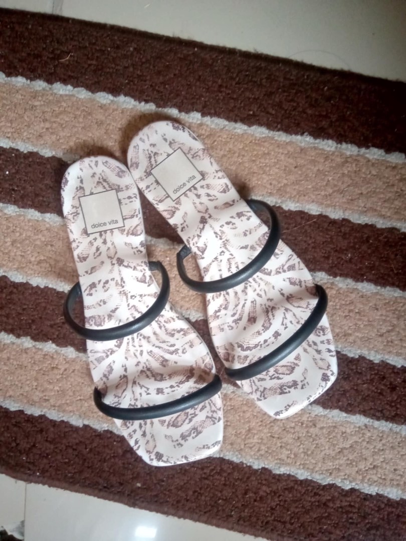 dolce vita slippers, Women's Fashion, Footwear, Flats & Sandals on