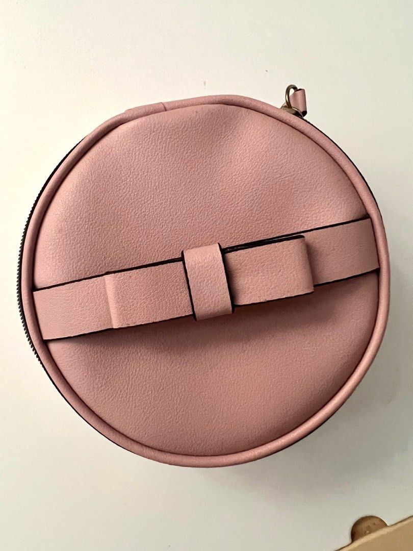 Estee Lauder Make up kit / organizer with mirror (Category: Makeup) located in Manila. Submitted by khaeeeeee (Listing ID 1312522815, Image 2). Description: .