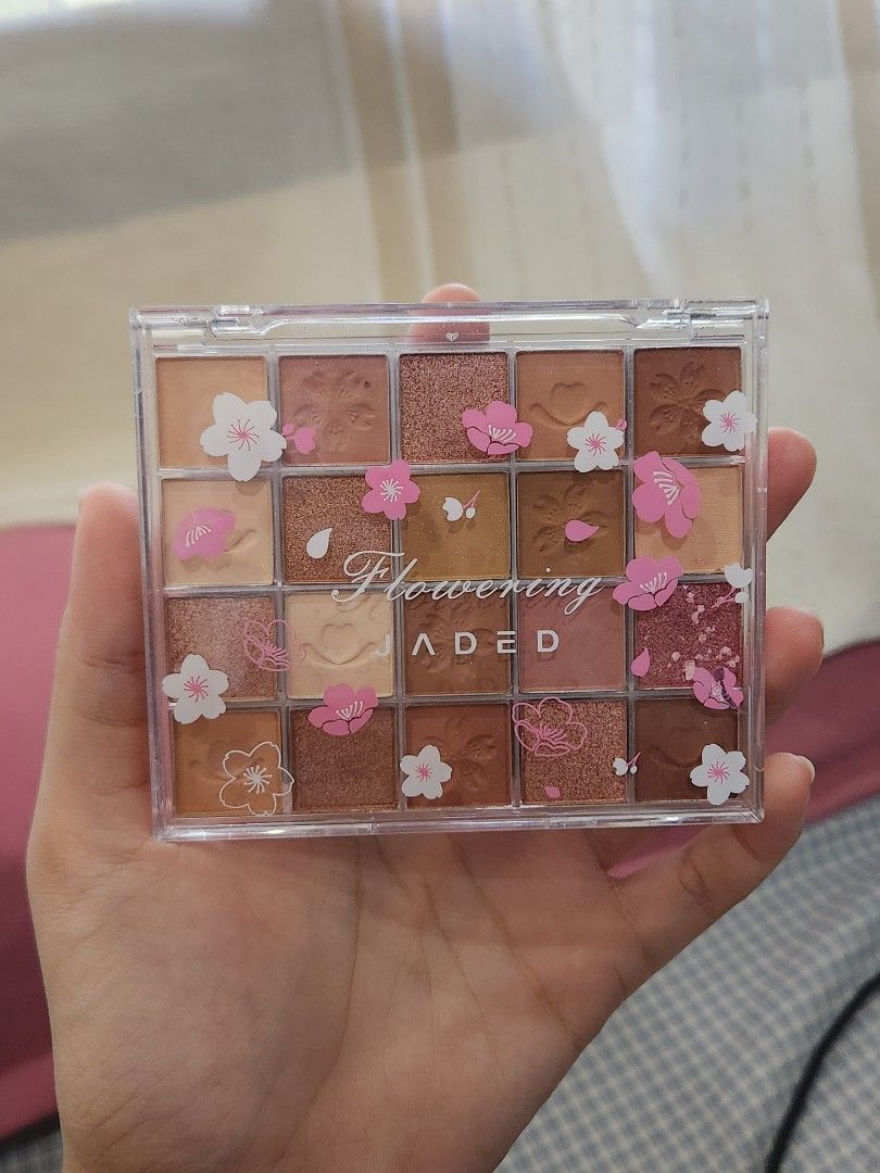 Eye shadow palette (Category: Makeup) located in Lingayen. Submitted by brulee21 (Listing ID 1312645641, Image 1). Description: only swatched once rfs: hindi bagay sa skin tone ko :(.