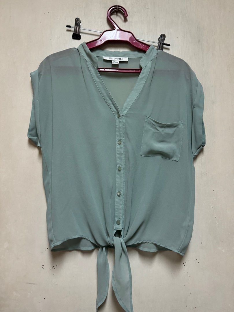 Forever 21 blouse (Category: Blouses) located in Mandaluyong City. Submitted by atchcatchph (Listing ID 1312562276, Image 1). Description: Fits small-medium Chiffon texture.