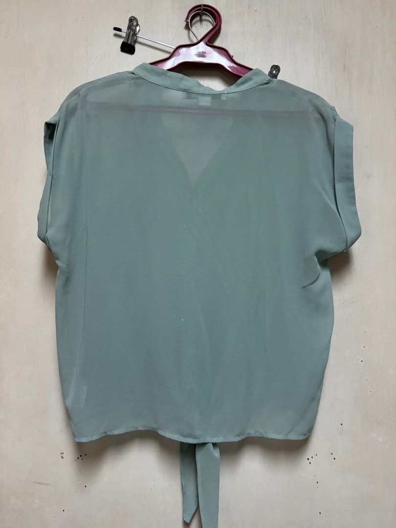 Forever 21 blouse (Category: Blouses) located in Mandaluyong City. Submitted by atchcatchph (Listing ID 1312562276, Image 2). Description: Fits small-medium Chiffon texture.