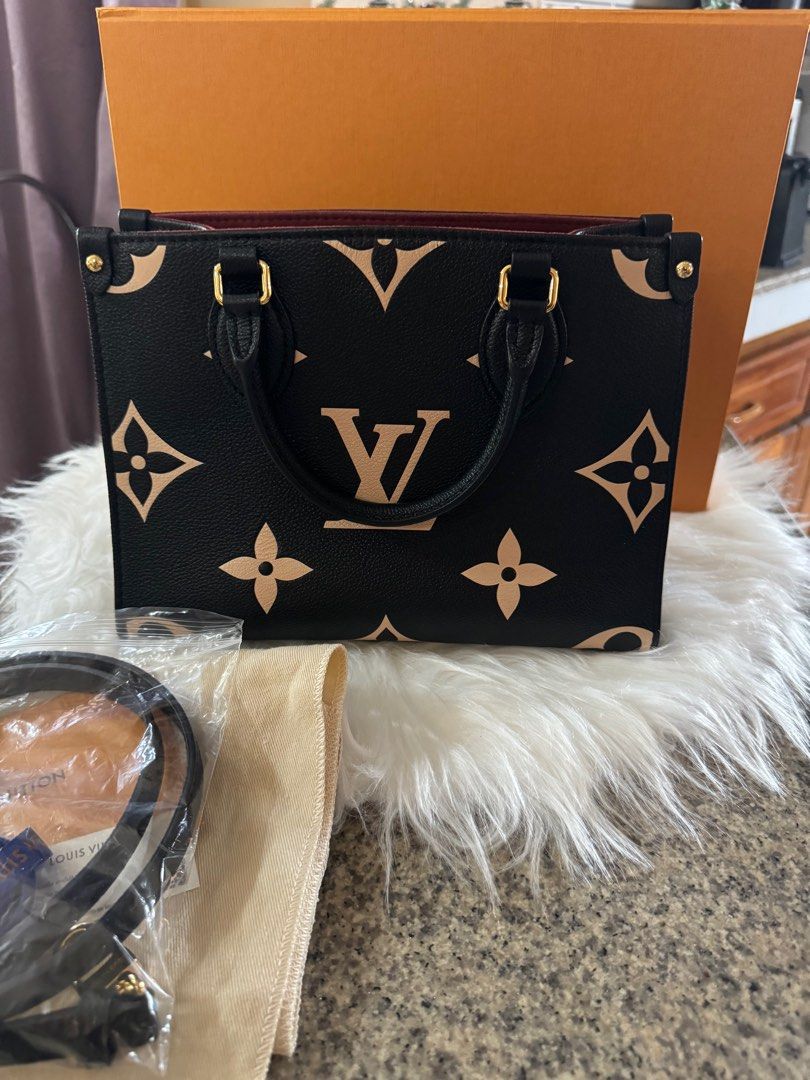 Guaranteed authentic LV OTG pm bicolor ( On The Go) (Category: Luxury Bags & Wallets) located in Naga. Submitted by akimadison.ph (Listing ID 1312593884, Image 1). Description: Super steal deal! Guaranteed authentic lv On The Go PM (OTG) in bicolor! 190k store price! Pwdeng pang gift! Comes complete except receipt 🥰.