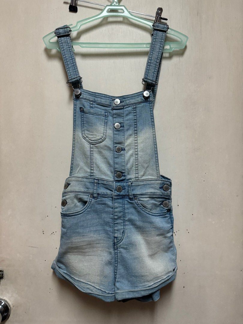 H&M jumper denim shorts (Category: Jumpsuits) located in Mandaluyong City. Submitted by atchcatchph (Listing ID 1312562010, Image 1). Description: Fits XS - S size Waist line 23-25 .