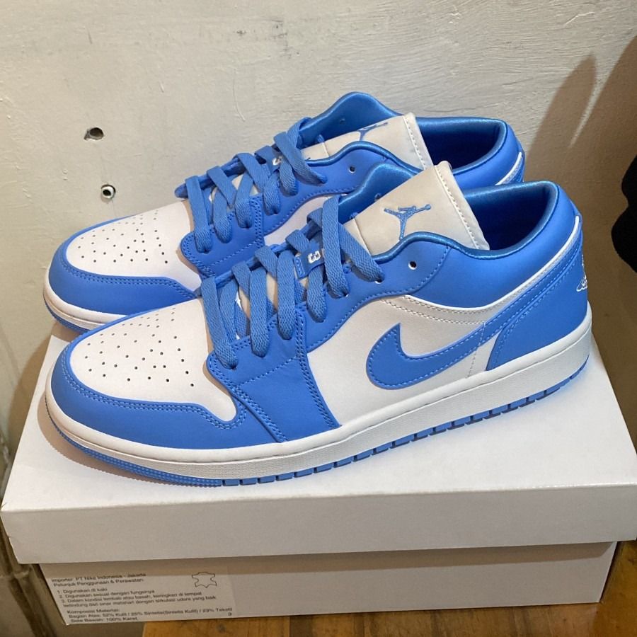 Jordan low unc wmns, Fesyen Pria, Sepatu Sneakers di Carousell