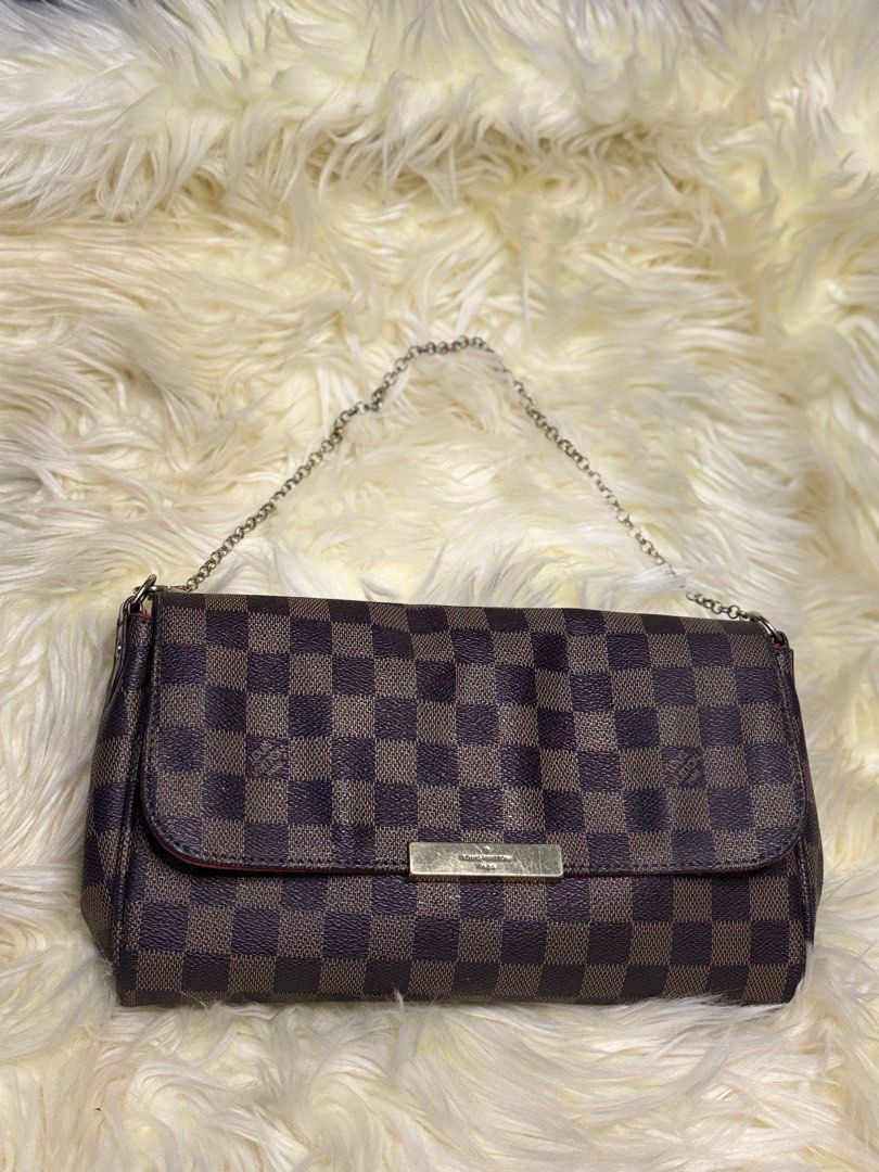 Loui Vuitton Favorite (Category: Luxury Bags & Wallets) located in Muntinlupa City. Submitted by demrixxx27 (Listing ID 1312594410, Image 2). Description: Louis Vuitton Favorite Damier Ebene MM Red Lining.