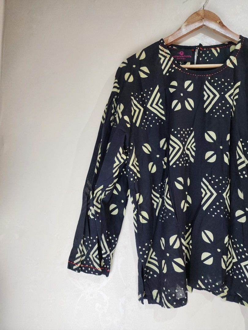 MACRAME Bohemia Aztec Design Longsleeve (Category: Longsleeves) located in Quezon City. Submitted by chrizcboutique (Listing ID 1312504640, Image 3). Description: Macrame Bohemia longsleeve in looks like LINEN material in Aztec Print design size 6..medium in tag Measurements done in flat shoulder to shoulder approx 22 inches armpit to armpit approx 22 inches lenght approx 25.5 inches condition like NEW...10/10 no visible flaws.