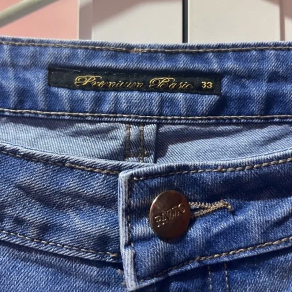 Pazzo straight cut denim jeans 33" (Category: Jeans) located in Taal. Submitted by errday.trends (Listing ID 1312615083, Image 2). Description: 💓Good as new 💓 Bought in SM Department Store 💓Best fit 5'0 - 5'3.