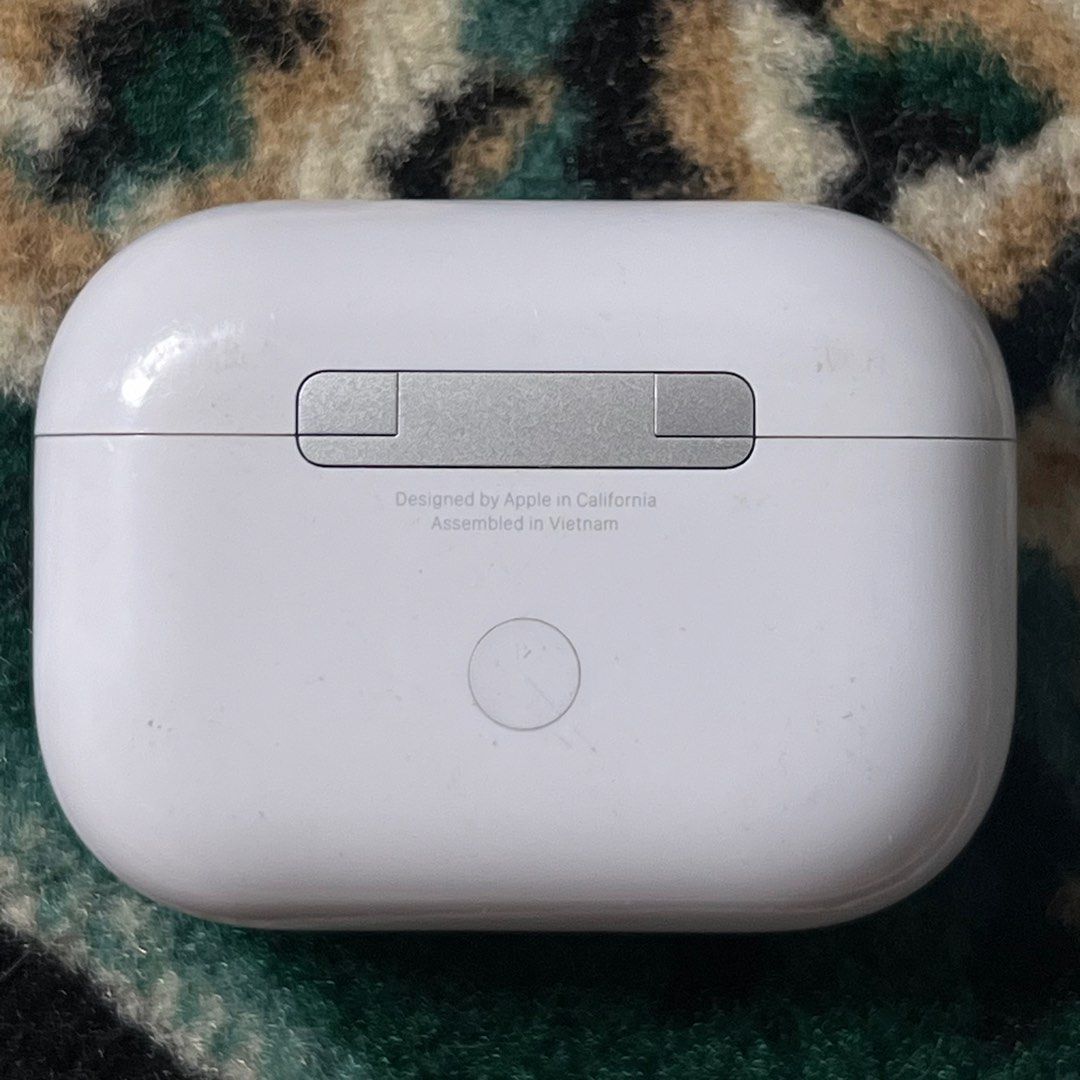 Airpods pro 2nd gen with case (Category: Earphones) located in Manila. Submitted by eterna.luxe (Listing ID 1312698521, Image 3). Description: Airpods pro 2nd gen with case Price: 6,500 + sf No issue Unit only and case No other inclusions With alternative box Pm for more details… .