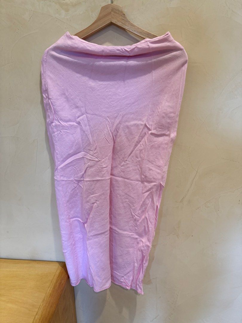 Araw lilac midi skirt (Category: Skirts) located in Cavite. Submitted by liaamags.1 (Listing ID 1312682051, Image 3). Description: Just needs ironing. Fits s-m 28-29 inch waist Beautiful pinkish lilac color .
