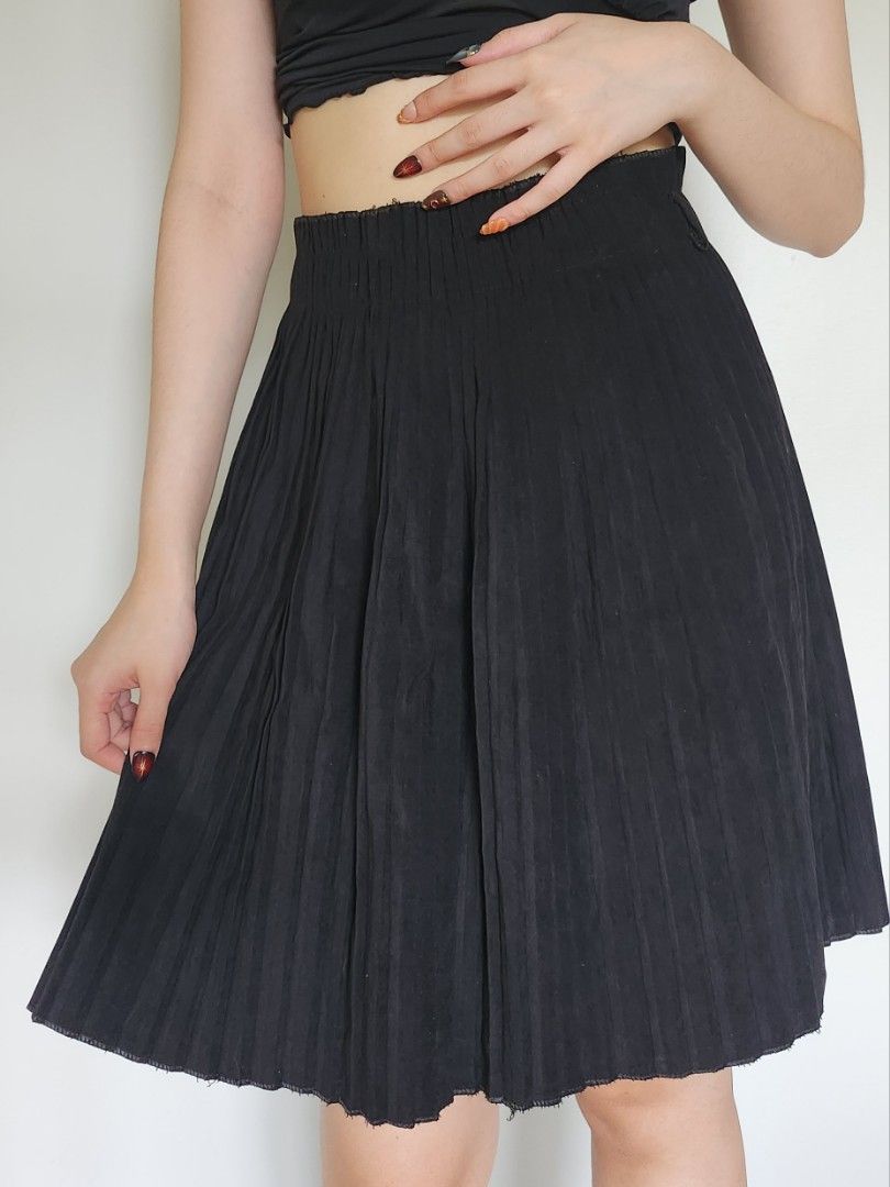 Black Micro Pleated Midi skirt (Category: Skirts) located in Manila. Submitted by redthread.thrift (Listing ID 1312774319, Image 2). Description: SBL01 : Black micropleated midi skirt w/ garterized waist • condition: 9/10 price is slightly negotiable follow @redthread.thrift on IG for more <3.