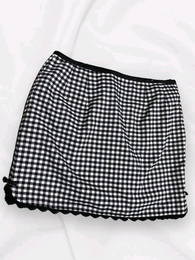 Black skirt (Category: Skirts) located in Manila. Submitted by pransmallows (Listing ID 1312792411, Image 1). Description: *pre loved, lightly used. *COD available, kindly send DM. *Delivery details send DM. *fit to S-M (24-27).