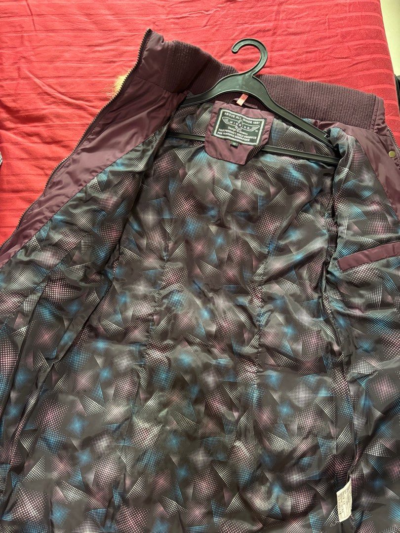 Down jacket (Category: Coats, Jackets and Outerwear) located in Singapore. Submitted by sadness123 (Listing ID 1312774131, Image 3). Description: Cant fit. Fast deal free courier.