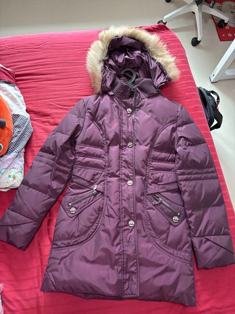 Down jacket (Category: Coats, Jackets and Outerwear) located in Singapore. Submitted by sadness123 (Listing ID 1312774131, Image 1). Description: Cant fit. Fast deal free courier.