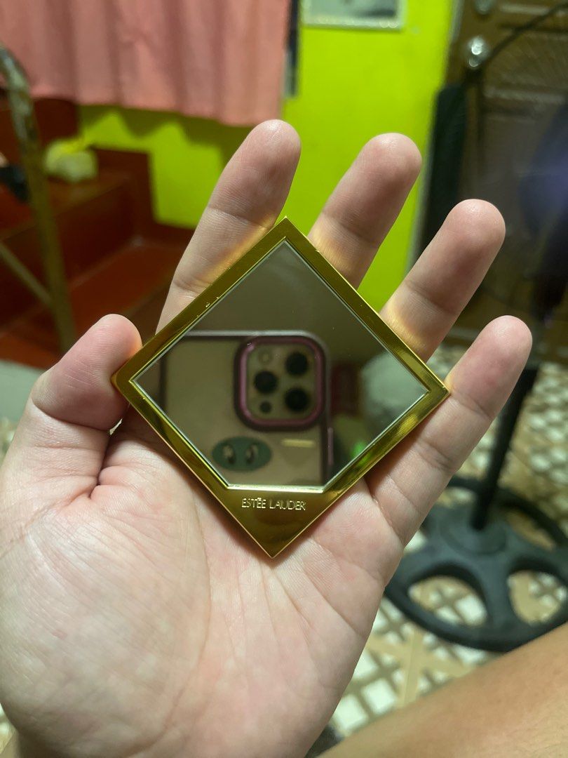 Estée Lauder (Category: Makeup) located in Bulacan. Submitted by mr.biko (Listing ID 1312649484, Image 1). Description: With pouch Compact mirror.