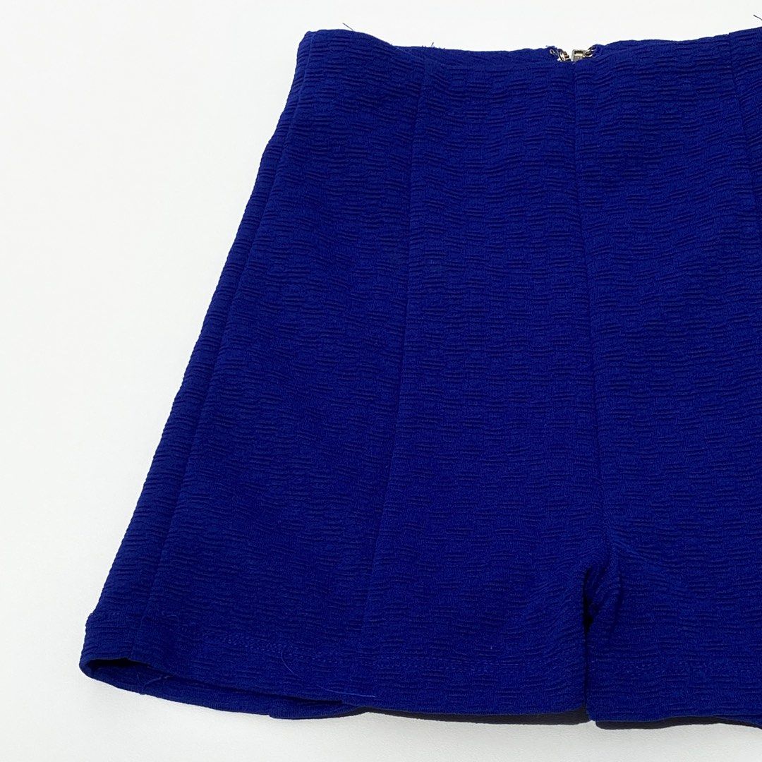 Forever 21 Blue Highwaist Shorts (Category: Shorts) located in Cainta. Submitted by danlry (Listing ID 1312738408, Image 2). Description: Color: royal blue Waist size: 22-23 Quality: thick cloth material, high-waisted Minor issue: small part at the back has himulmol, but barely noticeable RFS: Clearing out personal wardrobe items; these are not thrifted..