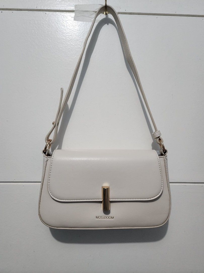 Moosdom bag (Category: Cross-body Bags) located in Muntinlupa City. Submitted by ej099 (Listing ID 1312647152, Image 2). Description: unused di ako sanay sa ganitong bag brand new.