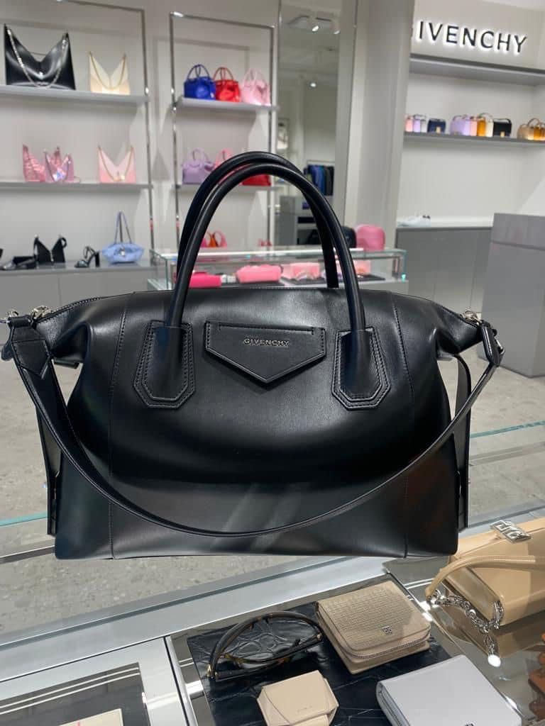💯ORIGINAL GIVENCHY MEDIUM SOFT ANTIGONA (Category: Luxury Bags & Wallets) located in Quezon City. Submitted by ashongsstore (Listing ID 1312828342, Image 1). Description: 🇵🇭Available ✨Medium Size PM us for more details🙈.