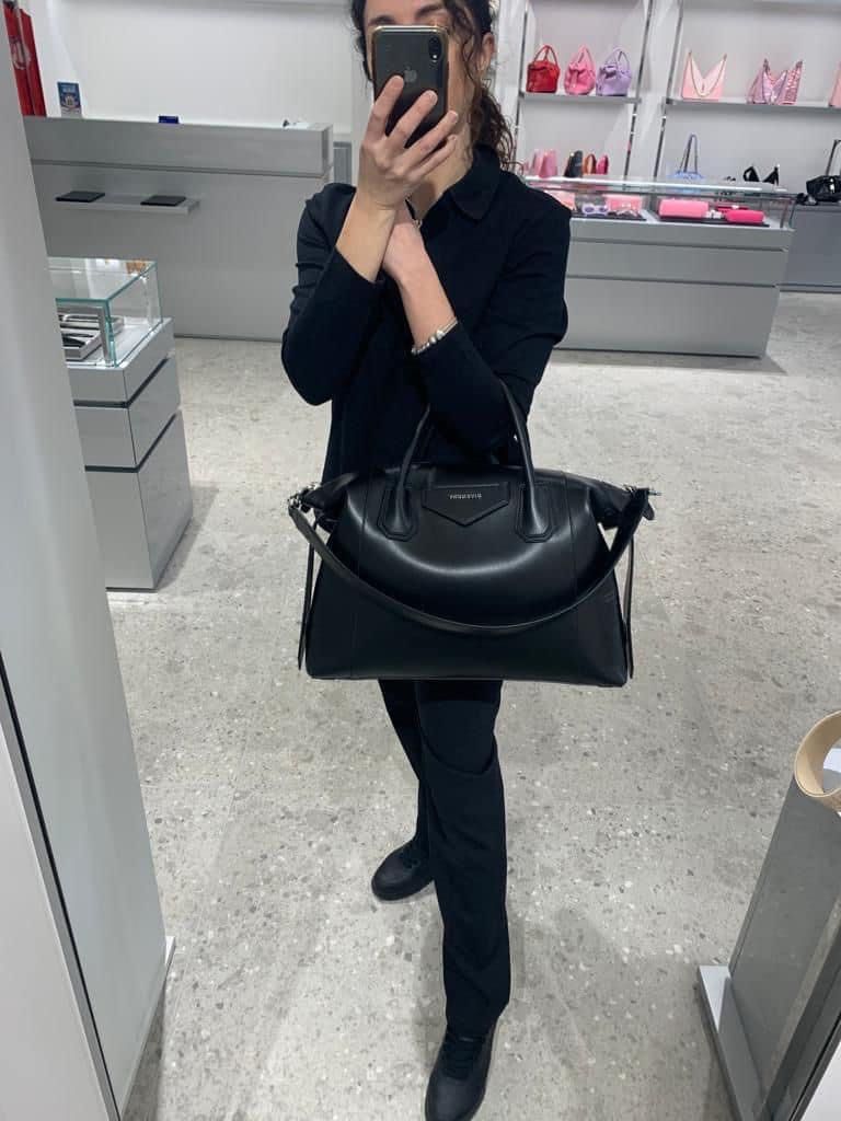 💯ORIGINAL GIVENCHY MEDIUM SOFT ANTIGONA (Category: Luxury Bags & Wallets) located in Quezon City. Submitted by ashongsstore (Listing ID 1312828342, Image 2). Description: 🇵🇭Available ✨Medium Size PM us for more details🙈.