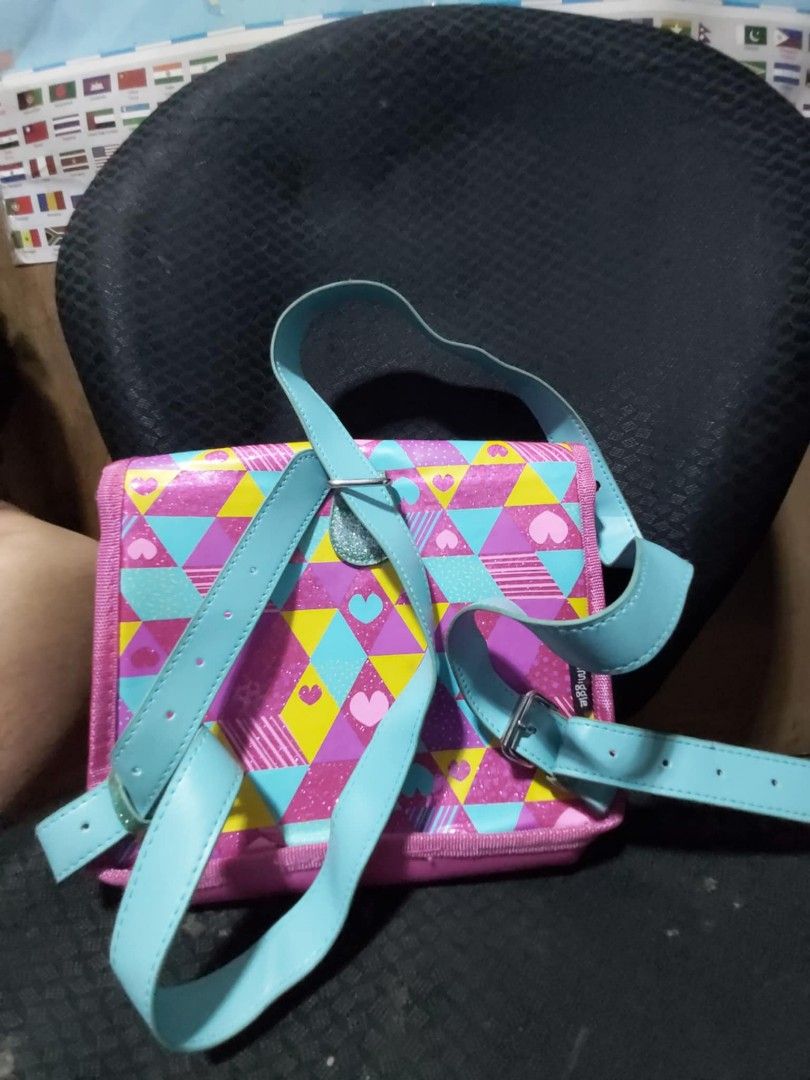 Smiggle 2 in 1 bagpack or shoulder bag (Category: Belt bags, Clutches and Pouches) located in Valenzuela. Submitted by rhian30 (Listing ID 1312732275, Image 2). Description: smiggle 2 in 1 pwede sha bagpack pwede din gawing shoder bag valenzuela area.