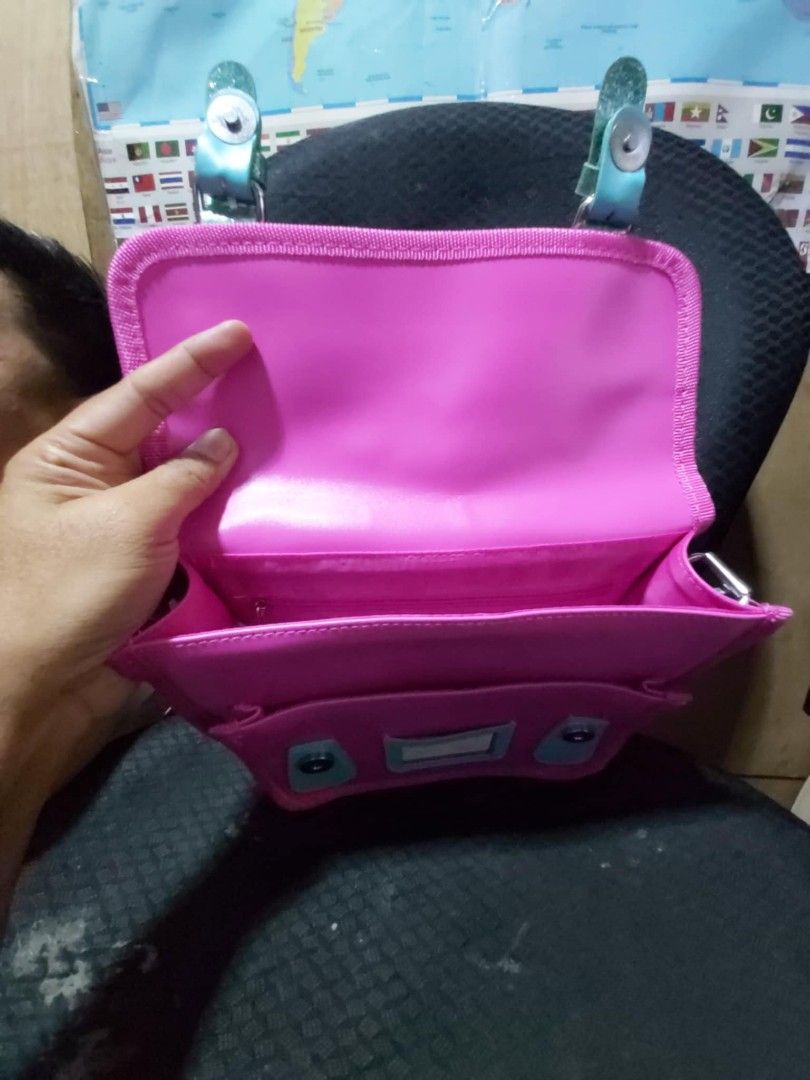 Smiggle 2 in 1 bagpack or shoulder bag (Category: Belt bags, Clutches and Pouches) located in Valenzuela. Submitted by rhian30 (Listing ID 1312732275, Image 3). Description: smiggle 2 in 1 pwede sha bagpack pwede din gawing shoder bag valenzuela area.