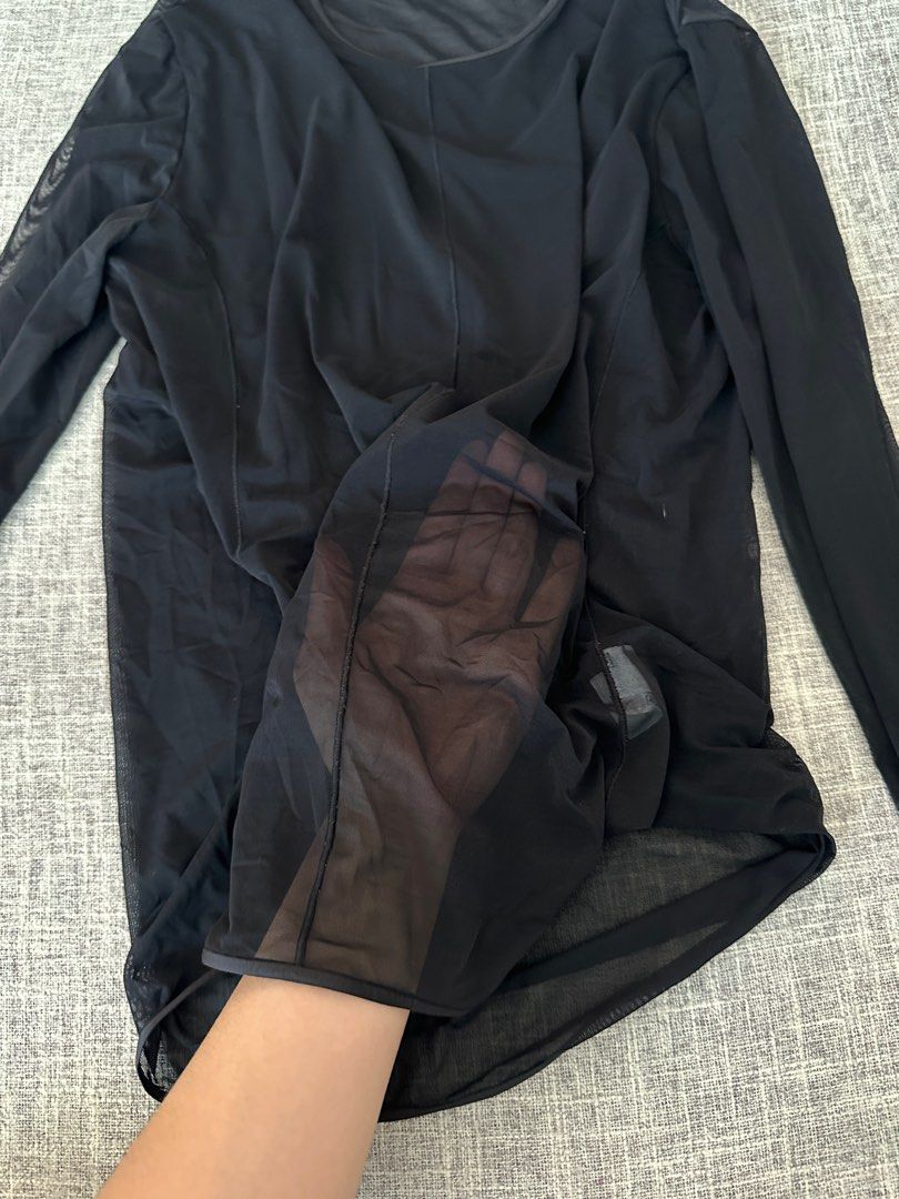 Uniqlo x Mame Kurogochi (Category: Blouses) located in Manila. Submitted by mabeajose (Listing ID 1312658068, Image 3). Description: Size: Large but fits small frames Location: BGC Shipping c/o buyer.