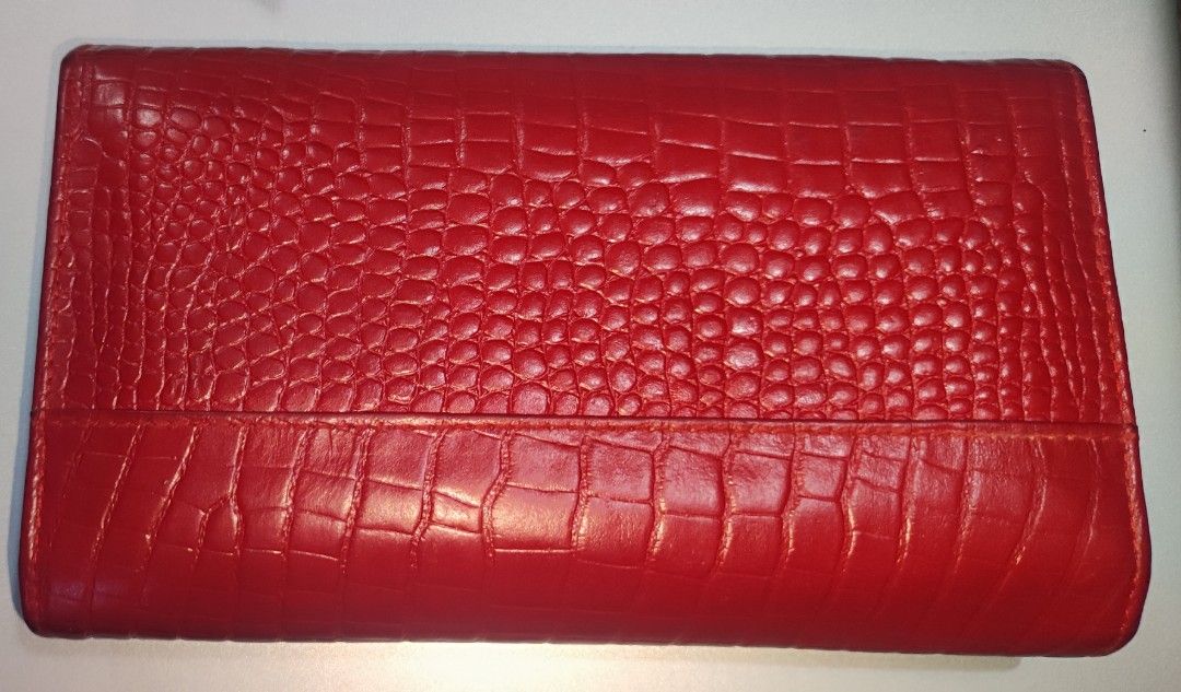 Vedasto Executive leather wallet (Category: Wallets & Card holders) located in Taguig. Submitted by beecee333 (Listing ID 1312756133, Image 2). Description: Preloved Vedasto Executive Wallet Genuine Cow Leather Brand: Vedasto SRP: 1,780 Php It's worth the price! I bought the same brand in different color kaya need ko na i sell my red one. I loved the locker matibay and safety siya compared to other wallets na magnetic..