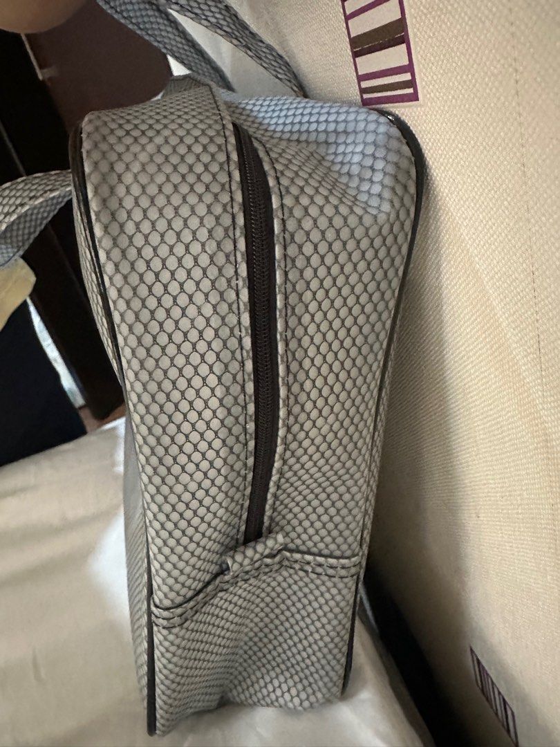 Water resistant skin laptop bag (Category: Laptop Bags & Sleeves) located in Quezon City. Submitted by skoom (Listing ID 1312669650, Image 3). Description: Used only once. Like new. Bought from SM department store. Shipping fee shouldered by buyer Preferably via Grab.