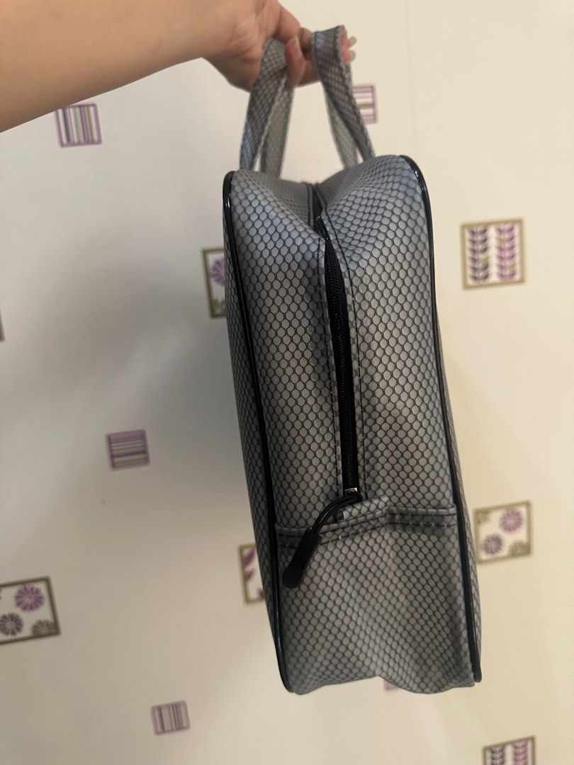 Water resistant skin laptop bag (Category: Laptop Bags & Sleeves) located in Quezon City. Submitted by skoom (Listing ID 1312669650, Image 2). Description: Used only once. Like new. Bought from SM department store. Shipping fee shouldered by buyer Preferably via Grab.