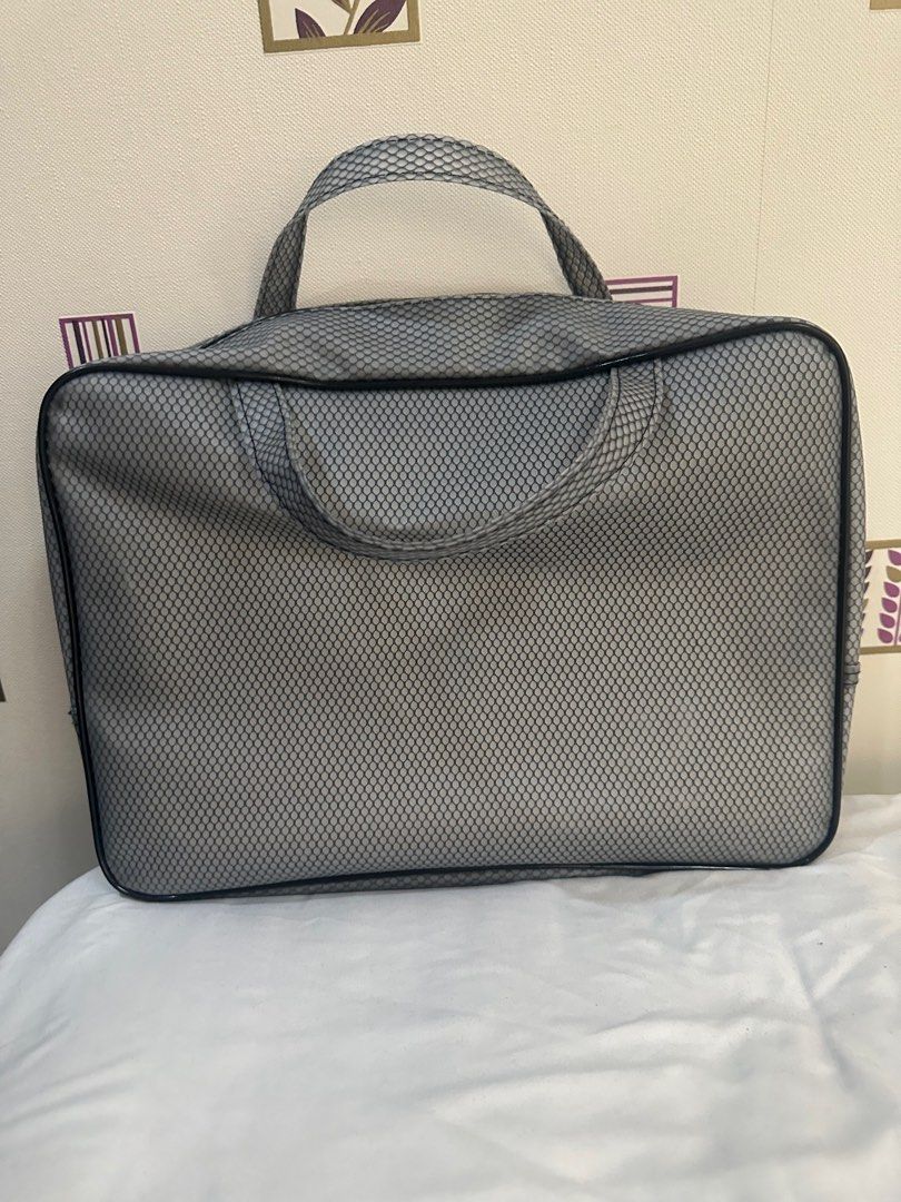 Water resistant skin laptop bag (Category: Laptop Bags & Sleeves) located in Quezon City. Submitted by skoom (Listing ID 1312669650, Image 1). Description: Used only once. Like new. Bought from SM department store. Shipping fee shouldered by buyer Preferably via Grab.