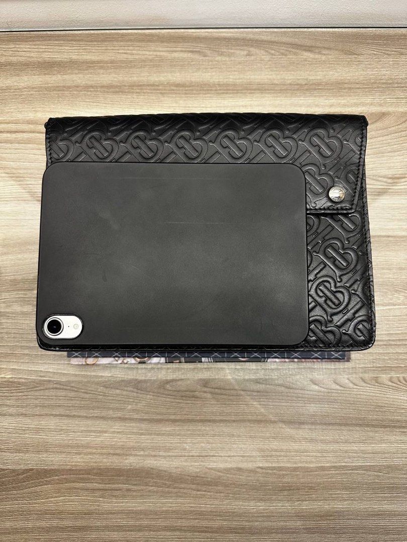 Burberry Men’s Crossbody (Category: Luxury Bags & Wallets) located in Mandaluyong City. Submitted by djposhop (Listing ID 1312887321, Image 2). Description: Burberry Men’s Black Crossbody Genuine leather With crossbody strap Hand clutch strap With box and tags Minor peeling at edging Fits iPad Mini.