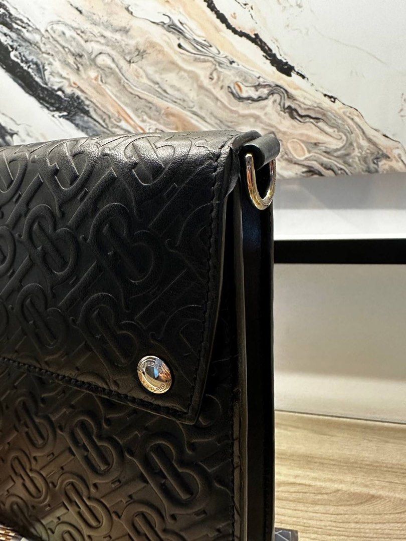 Burberry Men’s Crossbody (Category: Luxury Bags & Wallets) located in Mandaluyong City. Submitted by djposhop (Listing ID 1312887321, Image 3). Description: Burberry Men’s Black Crossbody Genuine leather With crossbody strap Hand clutch strap With box and tags Minor peeling at edging Fits iPad Mini.