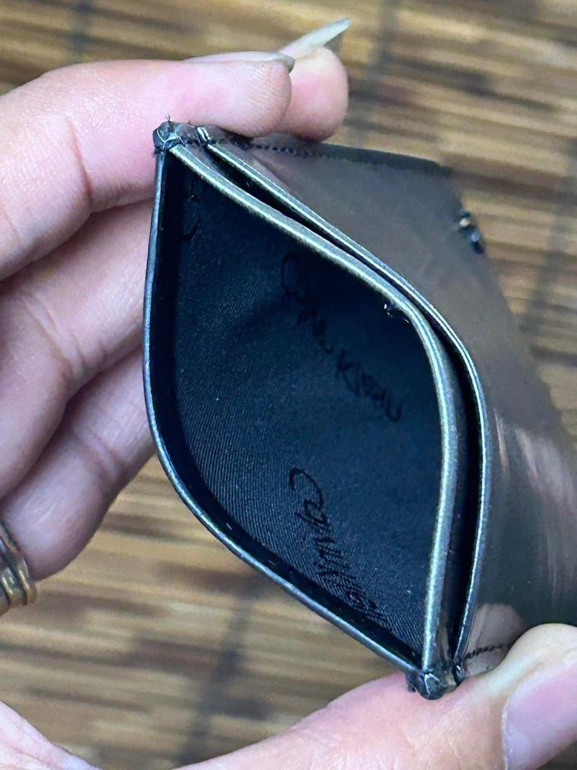 CALVIN KLEIN Card Holder . Card Wallet (Category: Luxury Bags & Wallets) located in Quezon City. Submitted by whatsinmyclosett (Listing ID 1312889031, Image 3). Description: CALVIN KLEIN Card Holder . Card Wallet ☑️ITEM IN JAPAN ☑️Branded ☑️GENUINE LEATGER ☑️100% ORIGINAL ☑️good condition ☑️￼10 X 7 CM ☑️Hard to Find.. Expensive Brand ☑️manage your EXPECTATIONS this is second hand / vintage bag HINDI po BRANDNEW Binibili mo 🔴Nomal sign of ussage!